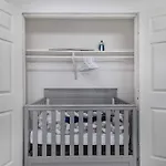 Montrose Living Prime Location Comfortable Beds