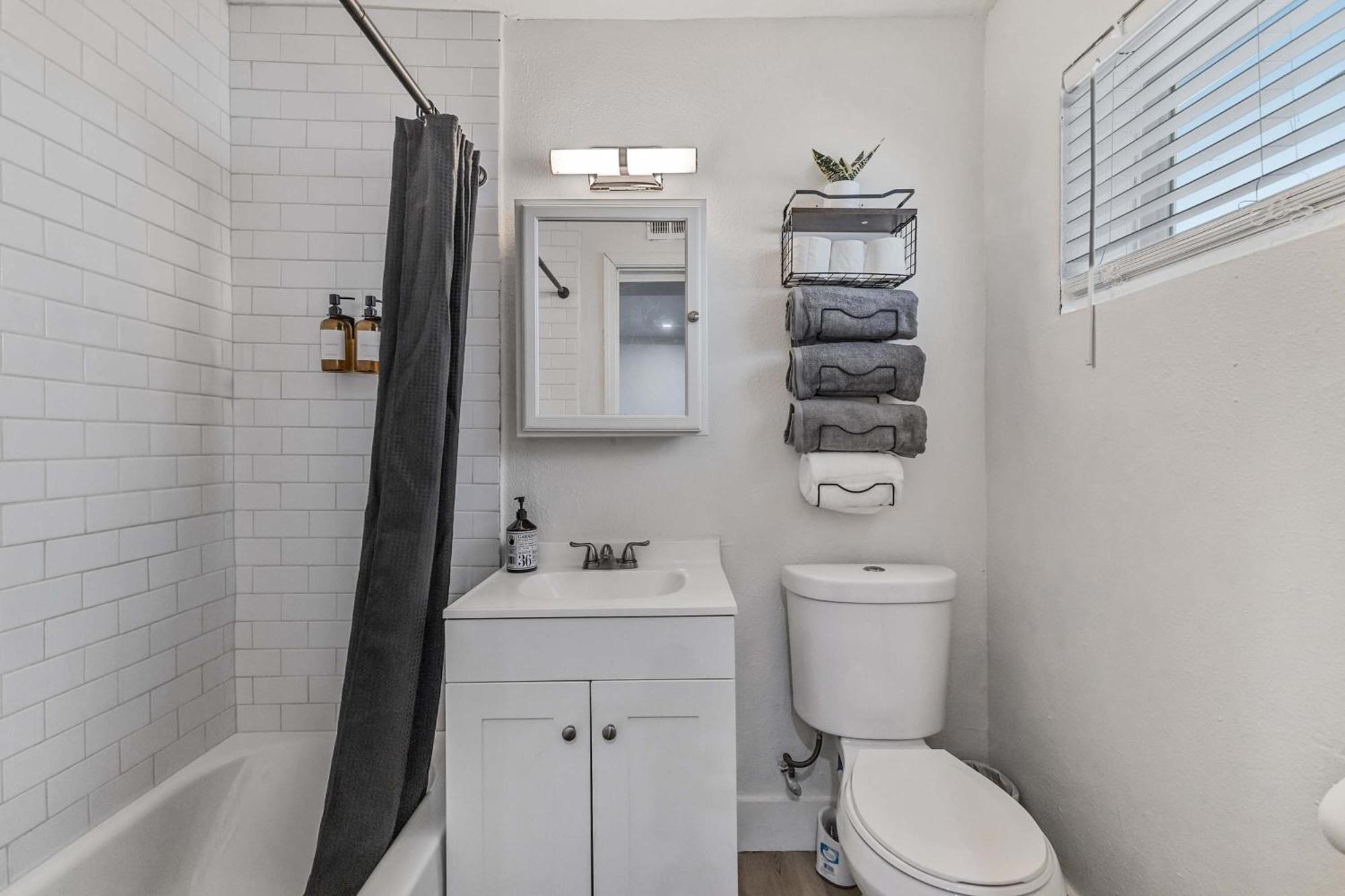 Montrose Living Prime Location Comfortable Beds Daire *