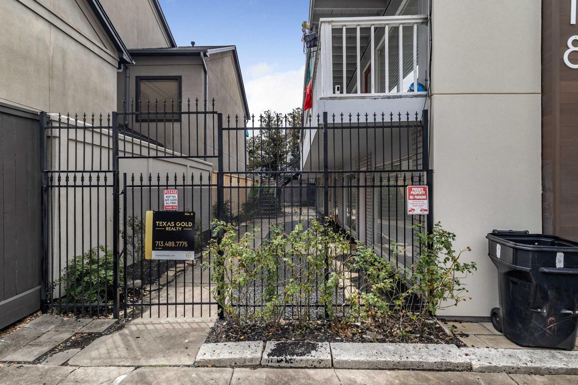 Montrose Living Prime Location Comfortable Beds Daire Houston