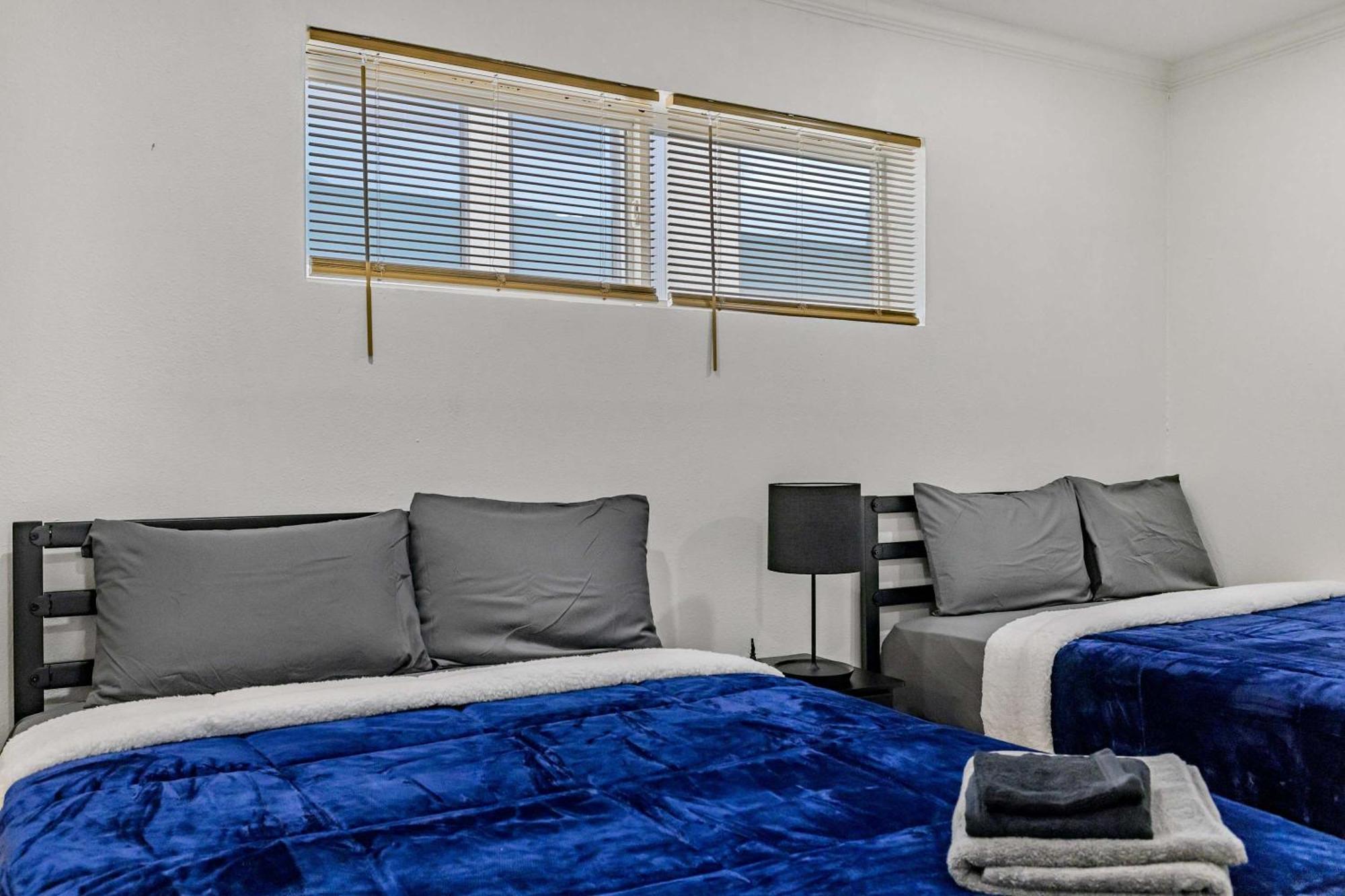 Montrose Living Prime Location Comfortable Beds Daire Houston