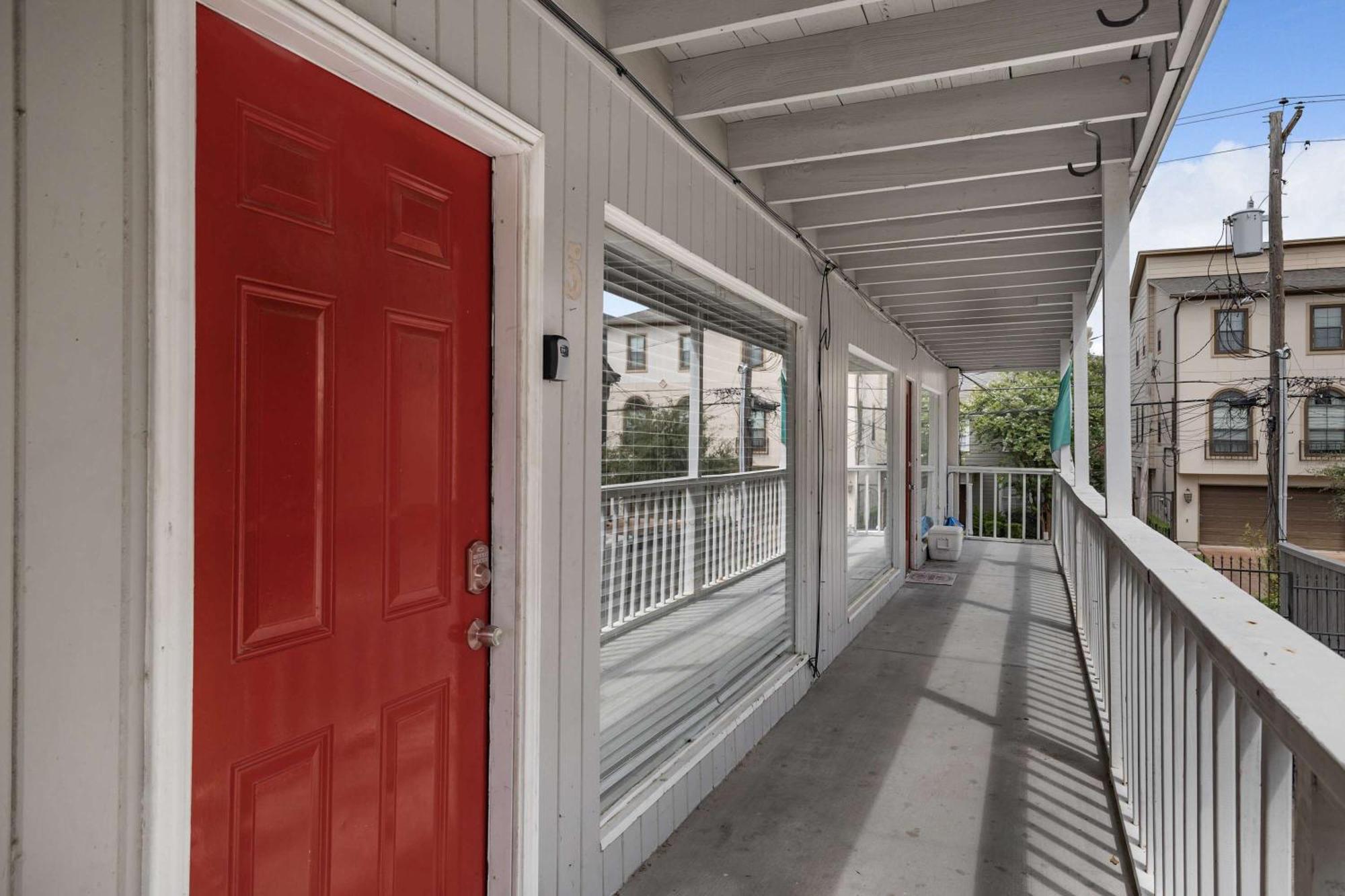 Montrose Living Prime Location Comfortable Beds *