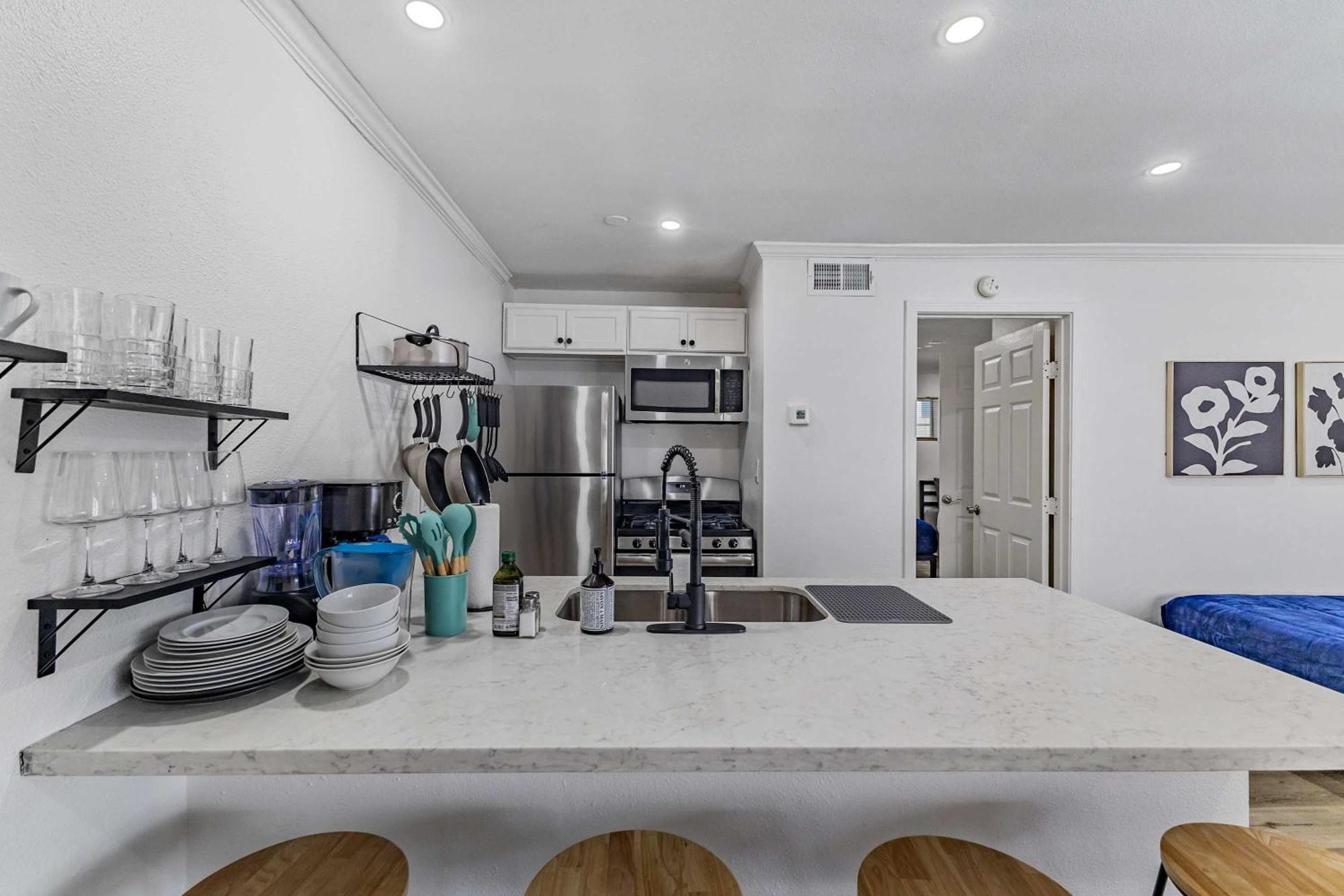 Montrose Living Prime Location Comfortable Beds *
