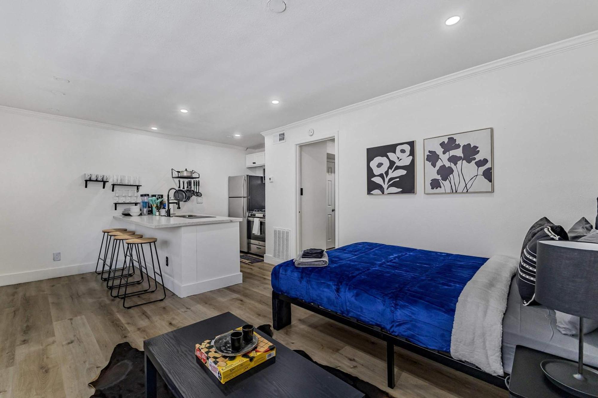 Montrose Living Prime Location Comfortable Beds Daire Houston